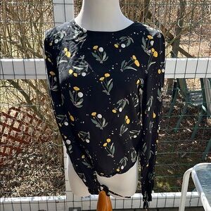 🌟5/$25⚡️ Rayon Blouse Black w/Flowers Womens Size 2 H&M